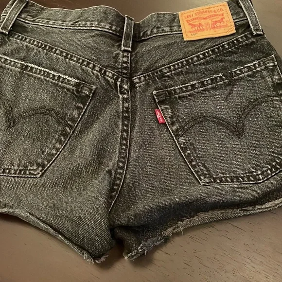 Washed Black Levi’s Shorts w25 - Picture 2 of 4